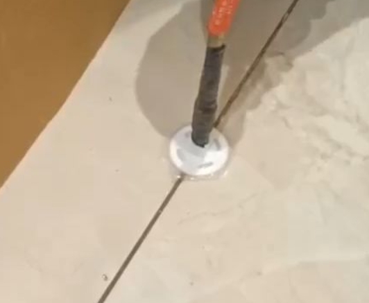 矿区瓷砖空鼓维修公司专业解答瓷砖在铺贴过程中，如果没有涂抹均匀到位的粘结材料（如水泥砂浆或瓷砖胶），可能会导致以下问题